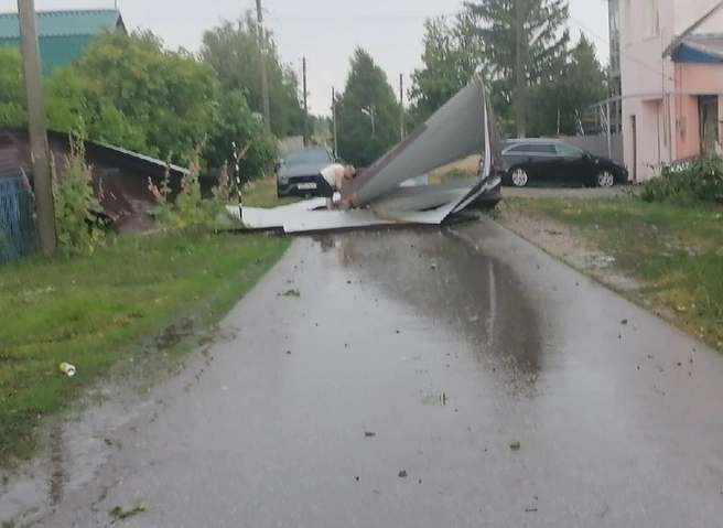 В поселке Карцево из-за сильного ветра у дома сорвало часть крыши | ya62.ru