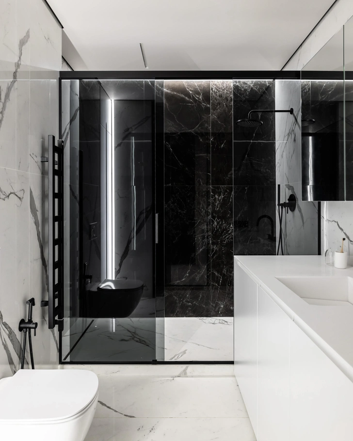 Корпусная мебель выполнена на заказ, фабрика «Надеждин». Смеситель, Hansgrohe. | Источник: Антон Бржозовский