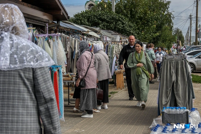 На главной улице в палатках можно найти буквально всё | Источник: Наталья Бурухина / NN.RU