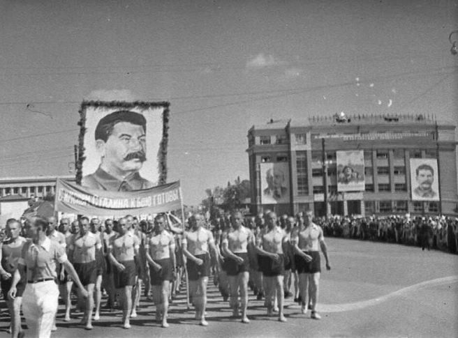 Парад физкультурников на площади 1 Мая (ныне площадь Горького) | Источник: pastvu.com
