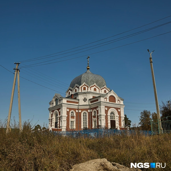 В 1997 году храм отметил свое столетие. Каменная церковь была построена пожертвования местного купца первой гильдии Ивана Богомолова, и, по данным Искитимской епархии, была рассчитана на 500 человек. Всего же прихожан у нее было больше 4 тысяч: кроме завьяловцев, храм посещали жители трех окрестных деревень | Источник: Александр Ощепков / NGS.ru