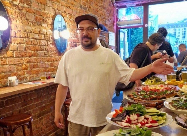 Он исследовал полторы сотни ресторанов, кафе, шашлычных, пирожковых | Источник: «Вечерний Лошманов» / Telegram