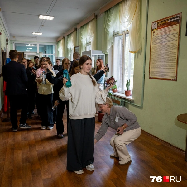 Обязательный пункт при сдаче экзамена: проход через металлодетектор | Источник: Александр Куренной / 76.RU