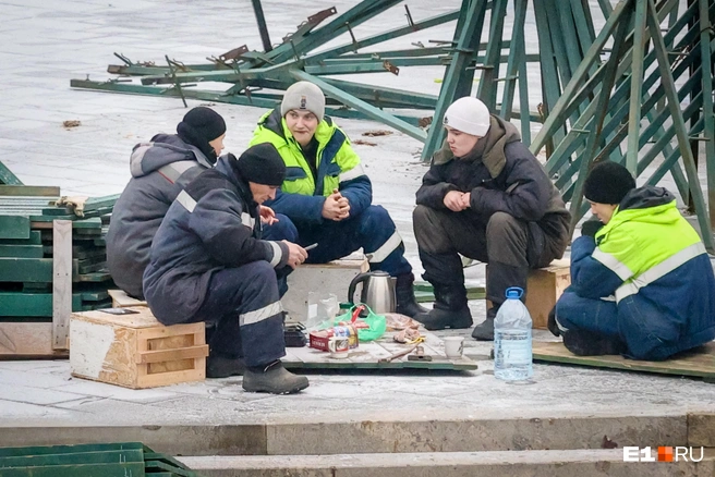 Работа в ледовом городке кипит | Источник: Владислав Лоншаков / E1.RU 