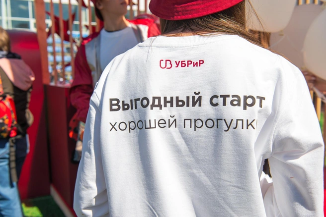 После оформления карты каждый получал яркий мерч от банка | Источник: УБРиР, фотограф — Ирина Смирнова