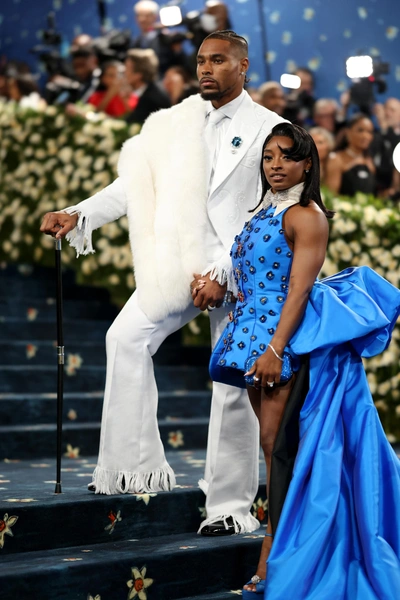Симона Байлс и Джонатан Оуэнс на Met Gala 2025 | Источник: Getty Images