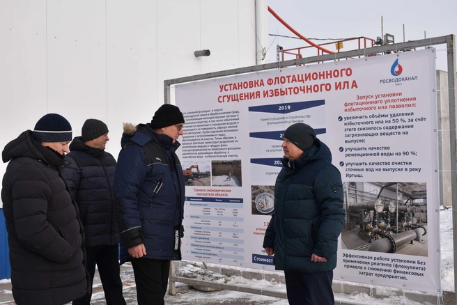Заместитель директора департамента городского хозяйства администрации Омска Александр Рюмкин оценил работу установки по флотационному сгущению ила | Источник: АО «ОмскВодоканал»