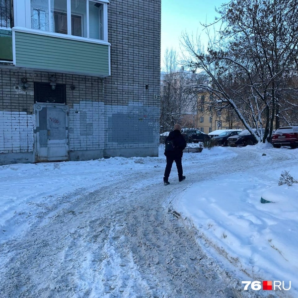 Во дворах слой снега не такой большой | Источник: Кирилл Поверинов / 76.RU