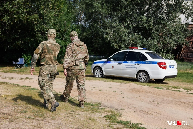 К тем, кто стоял со скрытыми номерами или без документов, приехали инспекторы ГИБДД | Источник: Алексей Волхонский / V1.RU