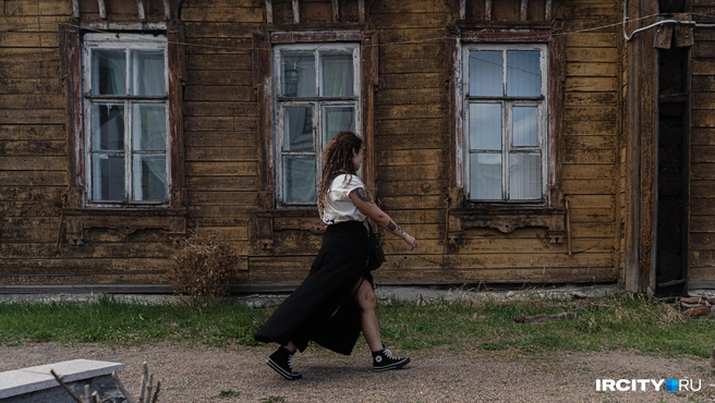 Вику впечатлило и само здание, и его история | Источник: Кирилл Фалеев / «ИрСити»