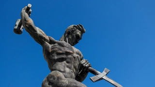 Мастер крупной формы: 10 фактов о скульпторе Евгении Вучетиче