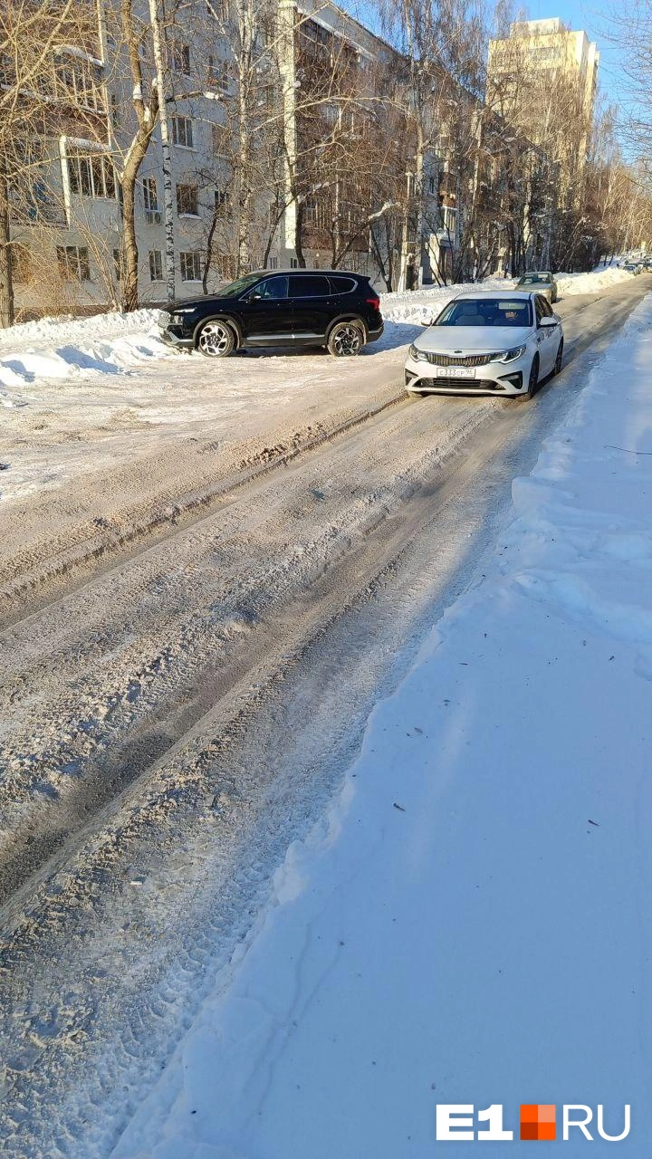 В Екатеринбурге водители пробили глубокую и прочную колею в неубранном снегу  - 18 января 2024 - Е1.ру