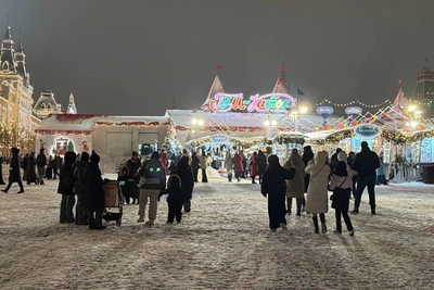 Красная площадь после праздников: сугробы, силовики и туристы