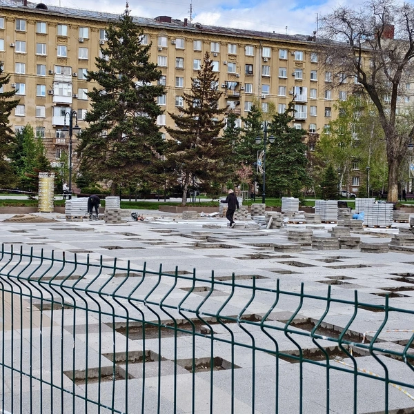 Несмотря на прохладную погода, за забором кипит работа  | Источник: Антон Васильченко / 164.ru