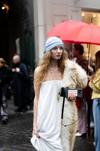 Меховые жилетки снова в тренде, но не те, что мы любили в нулевых Меховые жилетки снова в тренде, но не те, что мы любили в нулевых