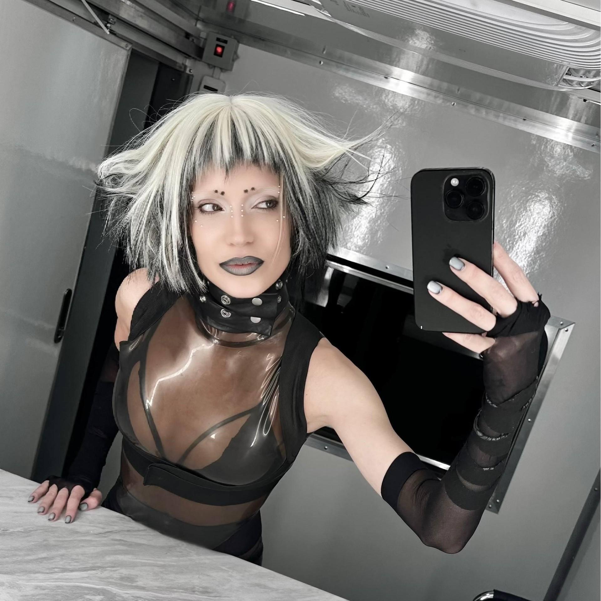 SEREBRO — Глюк'оZе, взбесившейся из-за перепевки хита «Снег идет»: «Под кайфом кажется, что это твое творчество, а не Макса?»