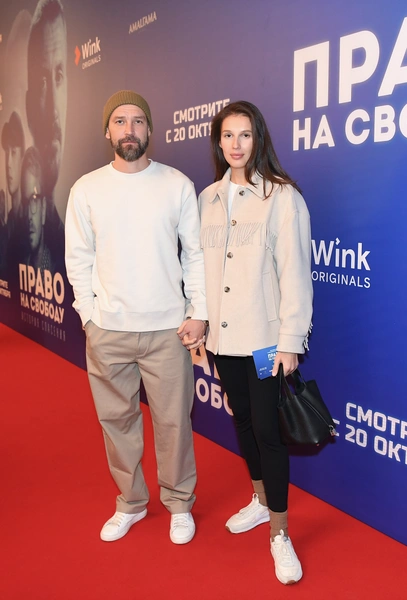 Поцелуи Бабенко и family look Кристовских: светская Москва ожила на премьере «Право на свободу»