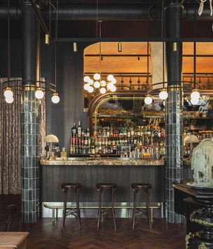 Зеркала, настенная роспись и плитка: ресторан в Ростове-на-Дону в историческом здании