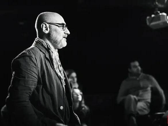 Снимок, сделанный во время репетиции спектакля. | Источник: vmtheatre.ru