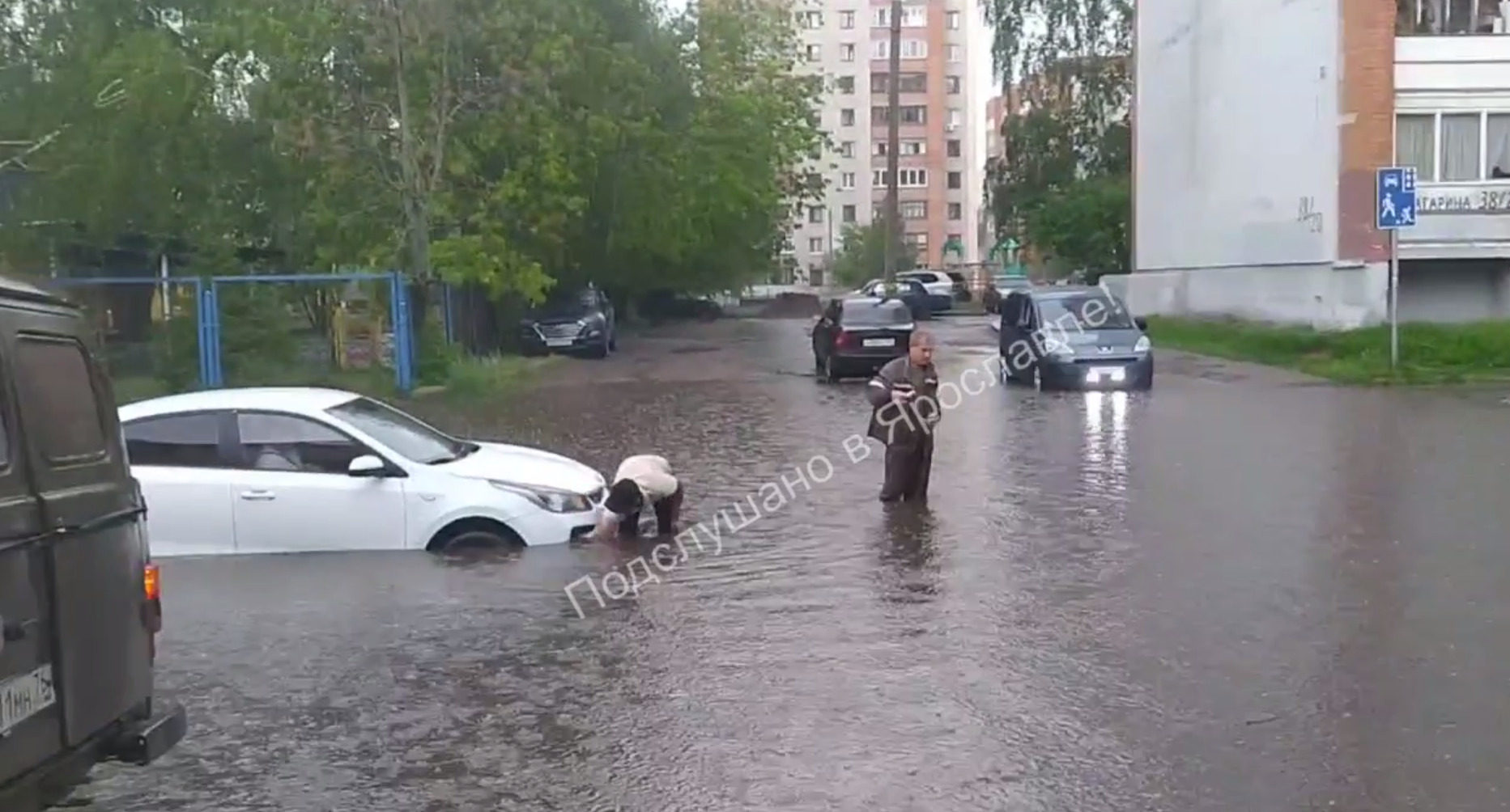 Гроза в Ярославле 3 июня: сколько продлится, затопило город, фото, видео -  3 июня 2024 - 76.ру