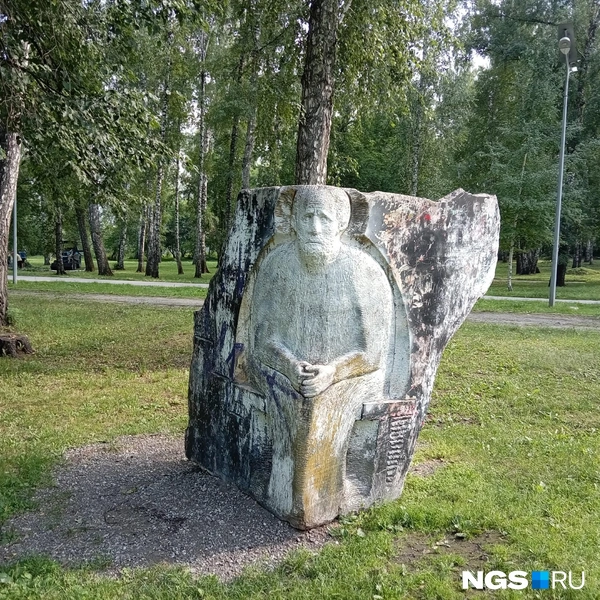 Многие помнят эту фигуру в Первомайском сквере, возле нее часто играли уличные музыканты | Источник: Рихарда Лем / NGS.RU