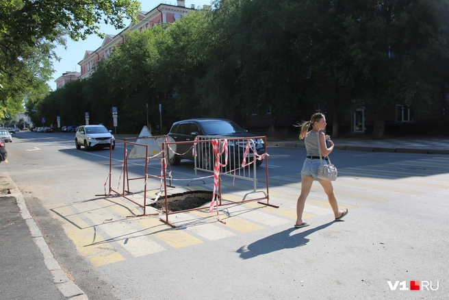 Провал появился точно по центру пешеходного перехода | Источник: Константин Завриков / V1.RU