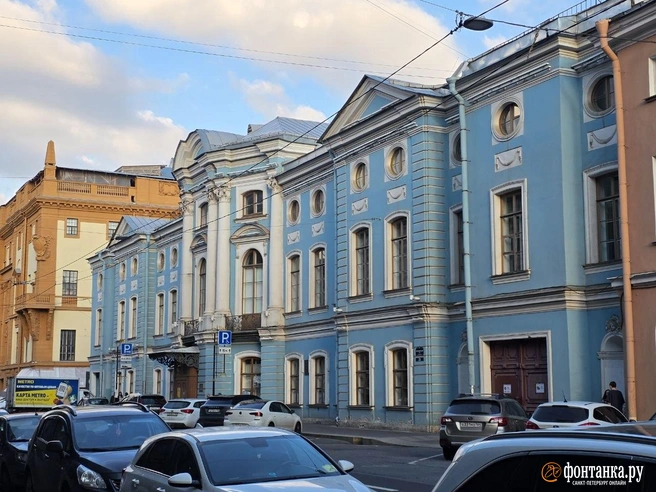 Фрагмент шуваловской усадьбы на углу Невского и Малой Садовой. Когда-то здесь был целый квартал с дворцом, садом и огородом — подарок императрицы своему фавориту. В этом доме Шувалов принимал Ломоносова, а позже здесь же размещались первые классы Академии художеств. От усадьбы, занимавшей квартал от Миллионной до Невского, осталась лишь эта стена. | Источник: Наталья Вязовкина / «Фонтанка.ру»