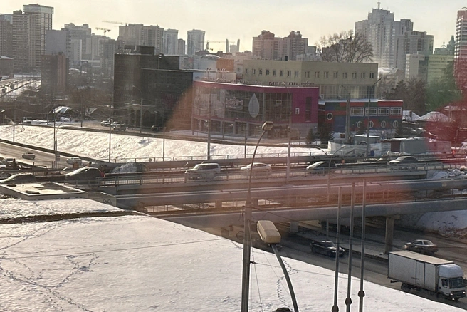 На путепроводе продолжаются работы — рабочие красили мост | Источник: предоставлено Вадимом Воробьевым
