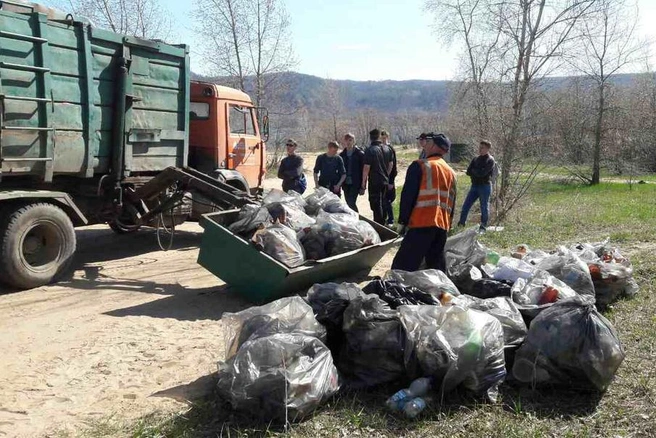 Более ста человек и грузовая техника вышли на уборку береговой линии