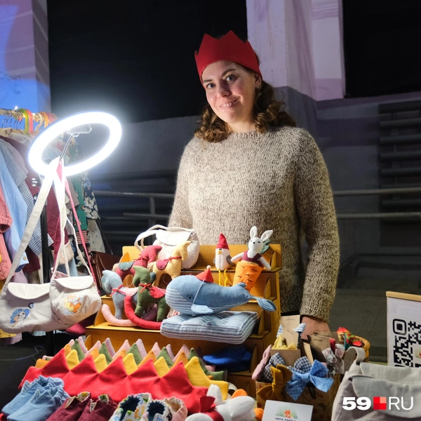 Мастерицы, продающие свои работы, и сами выглядят празднично и волшебно | Источник: Тимофей Калмаков / 59.RU