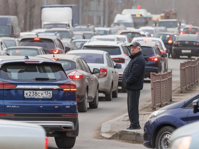 В следующем году размер транспортного налога для легковых автомобилей возрастет на четыре рубля. | Источник: Алексей Волхонский / V1.RU