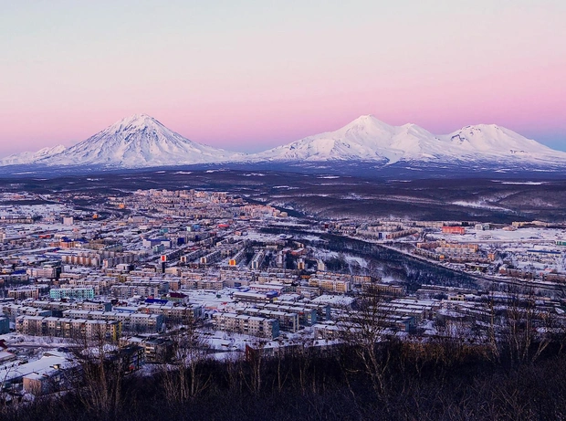 Кадр из сериала и вид на Петропавловск-Камчатский | Источник: Shutterstock/Fotodom.ru