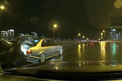 На мосту в Тюмени мужчину впечатало в багажник при ДТП