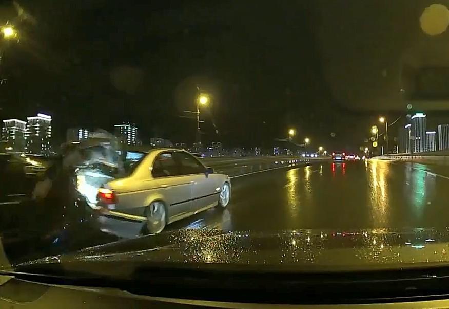 Мужчину от удара впечатало в багажник: момент ДТП на мосту в Тюмени попал на видео