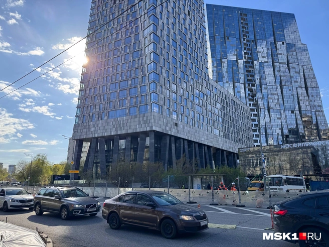 Элитный дом на Мосфильмовской сильно пострадал от атаки беспилотника | Источник: Дмитрий Толстошеев / MSK1.RU