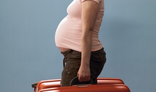 Беременную женщину без «флюшки» мужа отказались везти в петербургский роддом