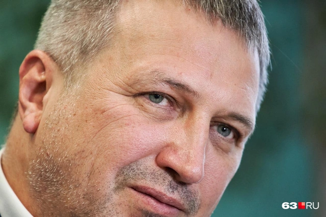 — Есть какие-то типично самарские словечки, которые режут слух сибиряку? Или типично самарская манера говорить?— Нет, скорее наоборот: иногда я мог бы сказать что-то непривычное для самарских жителей. Здесь меня удивило выражение «послать в курмыши», раньше его не слышал. Это чисто самарское, наверно. | Источник: Роман Данилкин / 63.RU