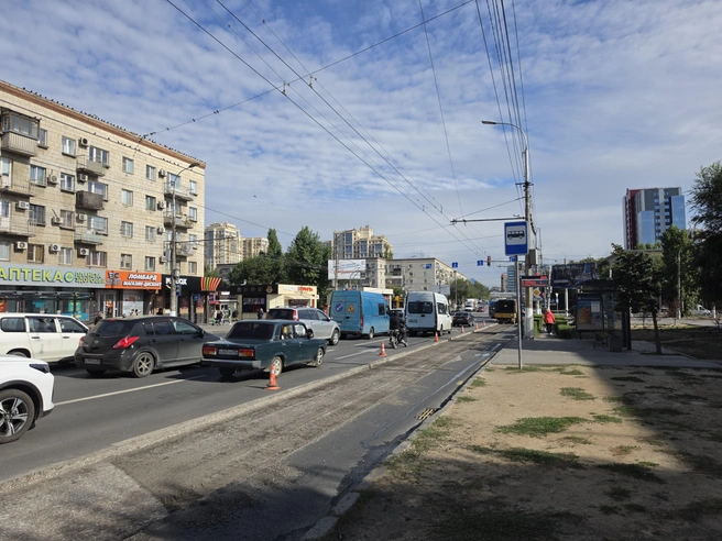 Возле остановки общественного транспорта с утра начались активные дорожные работы | Источник: Константин Завриков / V1.RU