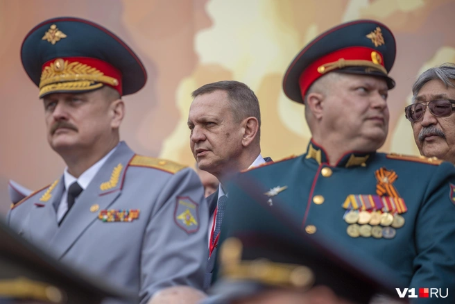 Порой кажется, что никто и никогда не видел улыбку и радость на лице руководителя аппарата губернатора Евгения Харичкина | Источник: Константин Завриков / V1.RU