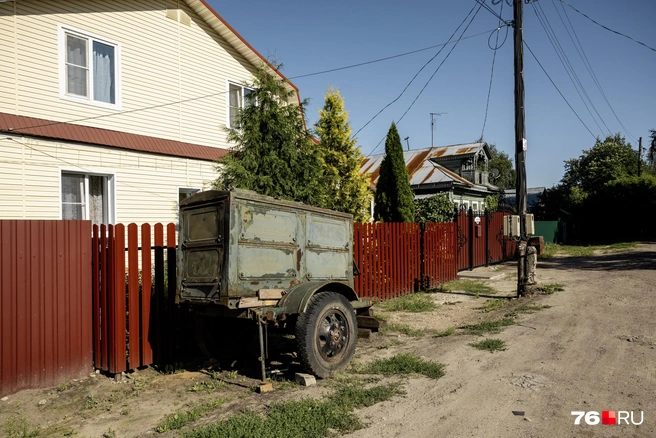 Раритетный прицеп перед одним из домов в поселке | Источник: Александр Куренной / 76.RU