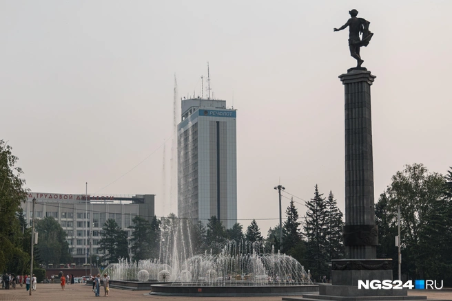 Небо над центром города выцвело до грязно-серого, солнце едва пробивается сквозь дым | Источник: Мария Ленц / NGS24.RU
