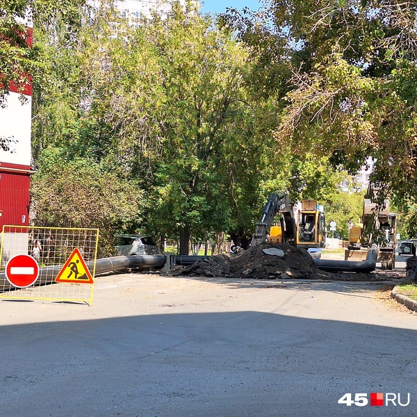 На слиянии улиц Зорге и Свердлова, где заканчивается временная труба, работает техника | Источник: Александр Лисихин / 45.RU