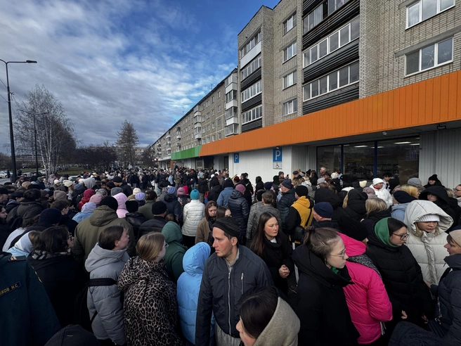У мемориала собралось примерно двести человек | Источник: Кирилл Кушнов / Е1.RU