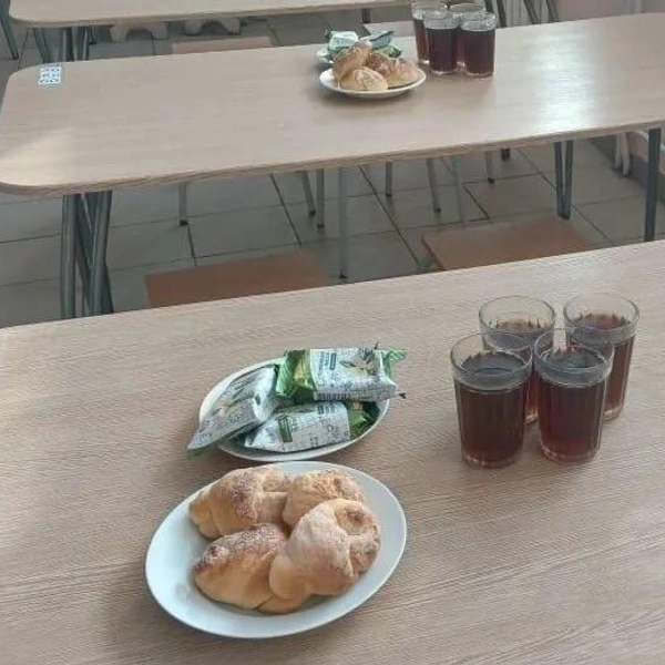 Бывает, что это сладкая булочка, творожная масса и чай | Источник: gortorgofficial / vk.com