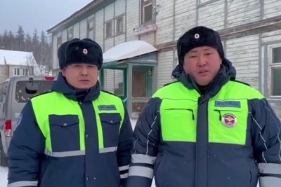 Сотрудники ДПС вытащили из горящего дома в Ленске четверых