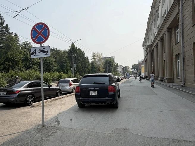 Знаки не смущают автомобилистов | Источник: читатель НГС