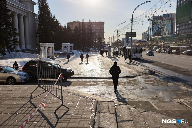 У филармонии, рядом с автобусной остановкой, тоже появились наросты льда | Источник: Александр Ощепков / NGS.RU
