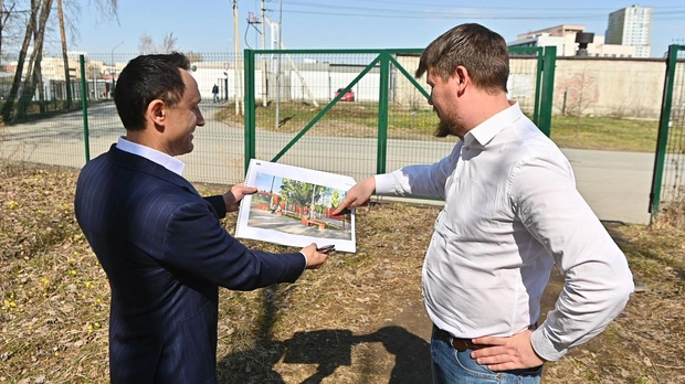 Здесь появится площадь с местами для отдыха, пунктами проката спортинвентаря и кофейней, а зимой будут наряжать новогоднюю елку и делать мини-ледовый городок | Источник: Максим Воробьев