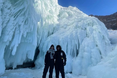 Комик Денис Дорохов отжался на льду Байкала