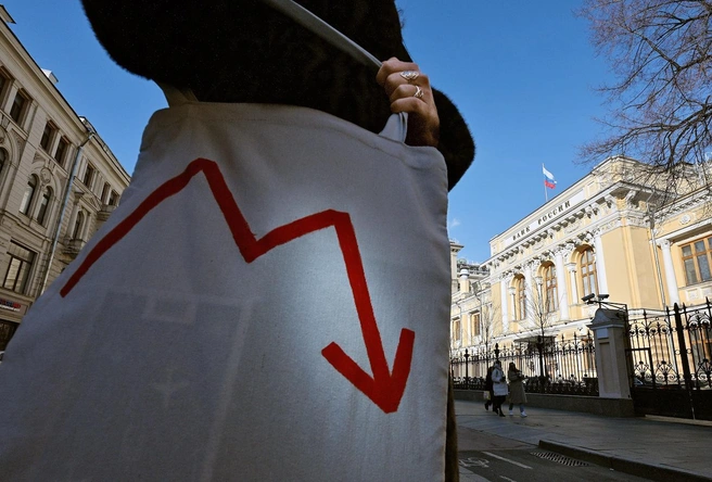 Сыграла в лоб. ЦБ снизил ключевую ставку, но обещает и дальше быть «жестким» | Источник: Евгений Разумный / Коммерсантъ